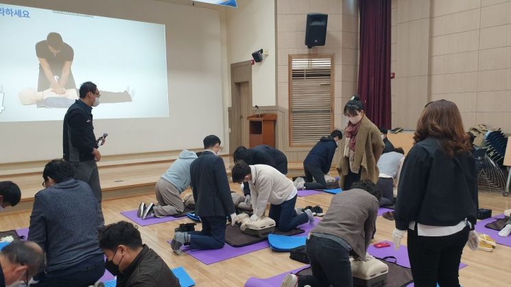 심폐소생술(CPR)과 자동심장충격기(AED)사용법에 대한 실질적인 체험 위주의 교육.