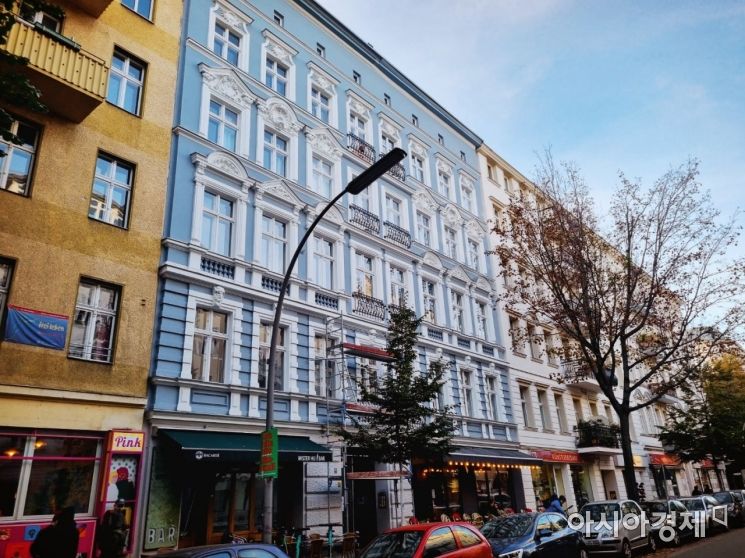독일은 주택(건설)협동조합을 위한 다수의 보조금 정책을 시행하고 있다. 가운데 하늘색 건축물은 독일의 주택건설분야 협동조합 중 한 곳인 디제 에게(DIESE eG)가 매입·보유한 주택이다.