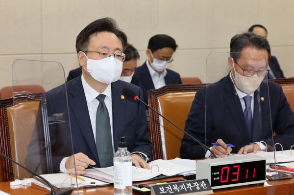 조규홍 보건복지부 장관이 7일 서울 여의도 국회에서 열린 보건복지위원회 전체회의에서 의원 질의에 답변하고 있다. [이미지출처=연합뉴스]