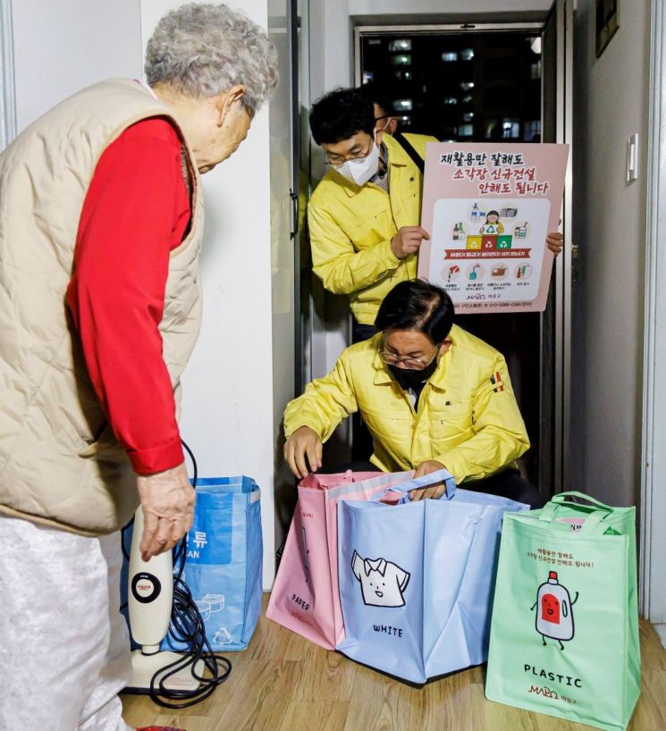 박강수 마포구청장(오른쪽)이 소각쓰레기 감량을 위한 재활용품 분리배출 촉진 홍보 중에 있다.