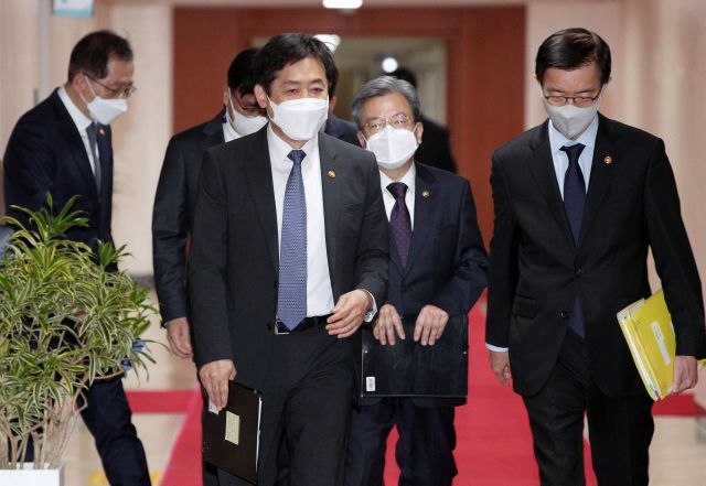 김주현 금융위원장을 비롯한 국무위원들이  8일 서울 종로구 정부서울청사에서 열린 국무회의에 참석하고 있다./김현민 기자 kimhyun81@