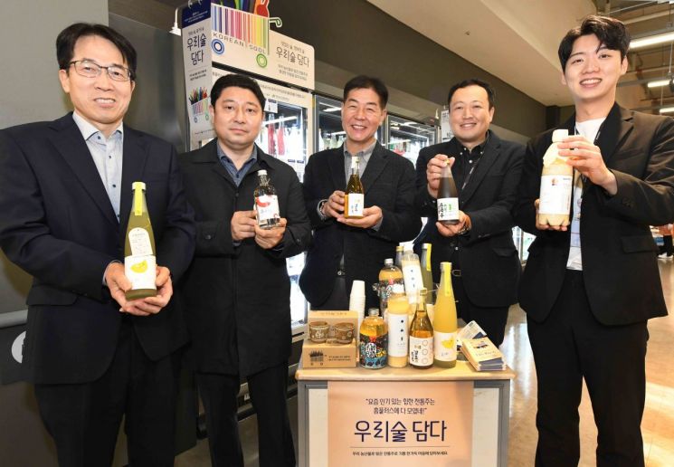서울 홈플러스 강서점에서 문병필 한국농수산식품유통공사 부장(왼쪽부터), 유해경 한국전통민속주협회 이사, 최춘기 김포금쌀탁주영농조합법인 대표, 강재준 홈플러스 차주류팀 바이어, 장주현 홈플러스 차주류팀 바이어가 ‘우리술 담다’ 캠페인을 소개하고 있다. (사진제공=홈플러스)