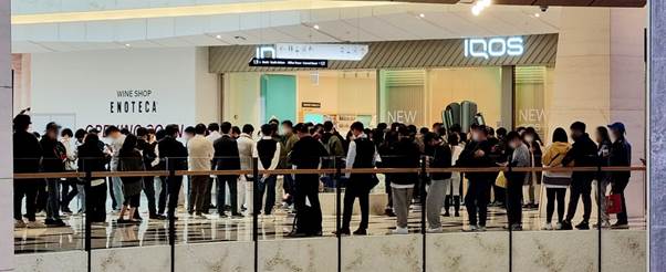 아이코스 일루마 시리즈의 사전 구매 첫 날인 지난 달 28일 오전, 여의도 IFC 아이코스 매장 앞에서 고객들이 길게 줄을 선 모습.