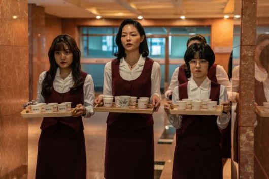 영화 '삼진그룹 영어토익반' 스틸 이미지.1990년대 후반을 시대 배경으로 하고 있는 이 영화에서 배우들이 일명 '커피 심부름'을 하고 있다. 사진=네이버 영화 제공