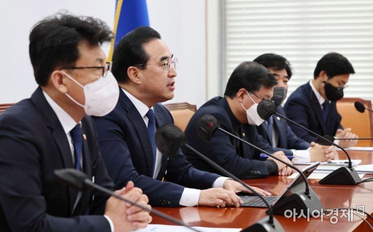 박홍근 더불어민주당 원내대표가 8일 국회에서 열린 원내대책회의에 참석, 모두발언을 하고 있다./윤동주 기자 doso7@