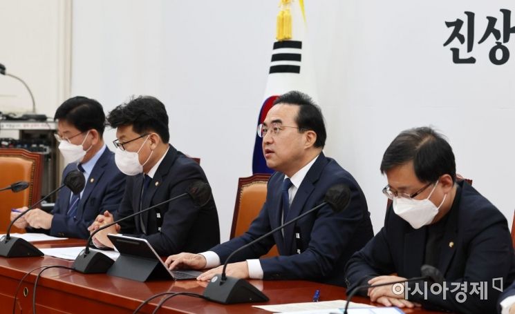 박홍근 더불어민주당 원내대표가 8일 국회에서 열린 원내대책회의에 참석, 모두발언을 하고 있다./윤동주 기자 doso7@