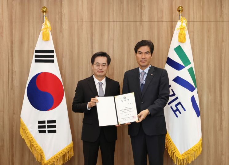 김동연지사, 이민주 수원월드컵경기장관리재단 사무총장에 임명장