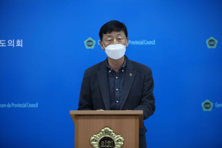 김용대 경남도 공보특별보좌관이 부울경 특별연합 폐기에 관한 도 입장을 밝히고 있다. / 이세령 기자 ryeong@