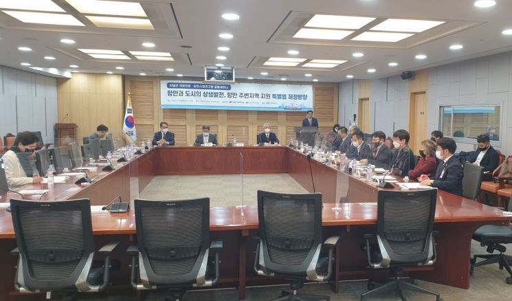 경남 창원특례시는 국회의원회관에서 ‘항만과 도시의 상생발전, 항만 주변지역 지원 특별법 제정방향 세미나’를 개최했다.