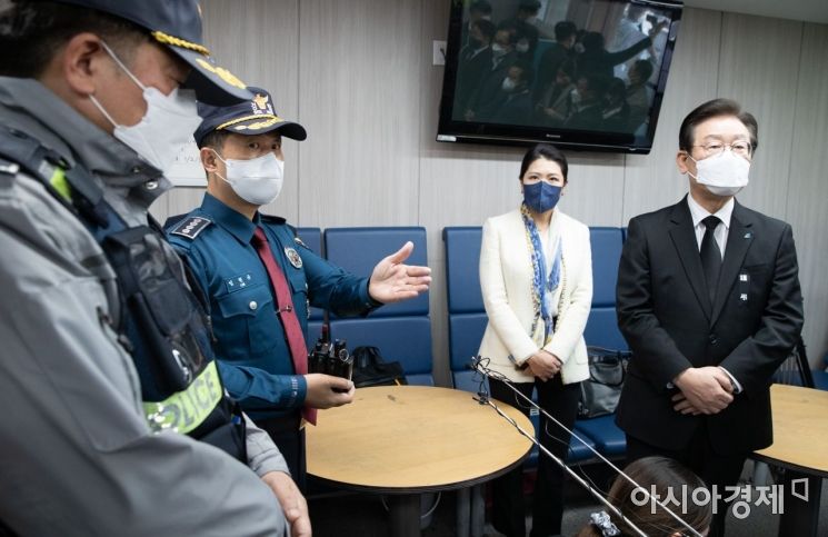 이재명 더불어민주당 대표가 8일 서울 용산구 이태원파출소를 찾아 임현규 용산경찰서장에게 브리핑을 받고 있다./국회사진기자단