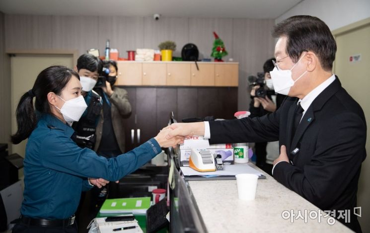 이재명 더불어민주당 대표가 8일 서울 용산구 이태원파출소를 찾아 경찰관들을 격려하고 있다./국회사진기자단