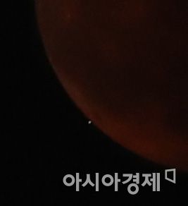8일 서울 하늘에 달이 지구 그림자에 완전히 가려지는 개기월식 현상과 그림자에 가려진 달이 다시 천왕성을 가리는 ‘천왕성 엄폐’ 현상이 관측되고 있다./윤동주 기자 doso7@