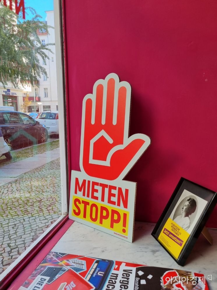 쉔커 의원 사무실 창가에 '임대료 상승 그만(MIETEN STOPP)!'이라는 피켓이 놓여있다.