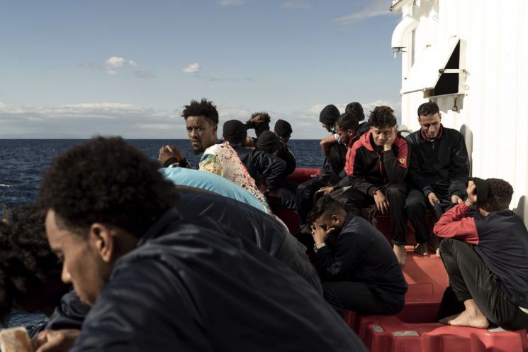 프랑스, 이탈리아가 거부한 난민 구조선에 입항 허용