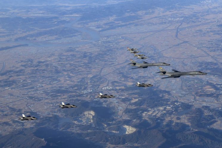 美 공군총장 "B-1B 한반도 전개는 전투준비태세, 훈련 계속한다"