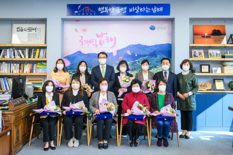  “사회복지 발전에 기여 감사합니다” … 남해군, 사회복지의 날 기념 시상식 열어