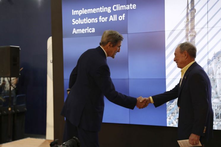 존 케리 미국 대통령 기후특사(왼쪽)와 마이클 블룸버그 전 뉴욕 시장이 8일(현지시간) 이집트 제27차 유엔기후변화협약 당사국총회(COP27) 행사에서 만나 악수를 나누고 있다.   [사진 제공= AP연합뉴스]
