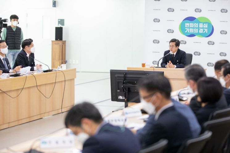 김동연 경기도지사가 9일 긴급안전점검회의를 주재하고 있다.