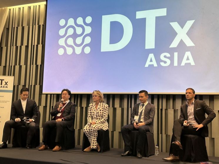 9일 서울 강남구 노보텔앰배서더 호텔에서 열린 '제1회 DTx 아시아'에서 DTx의 산업 적용에 대한 토론이 열리고 있다. 왼쪽부터 윤찬 에버엑스 대표, 이해성 KT 상무,  마리-베스 브린슨 탈리 CEO, 제이슨 고 모나시 헬스 디렉터, 베차라 사브 모비오 인터랙티브 CEO / 사진=이춘희 기자