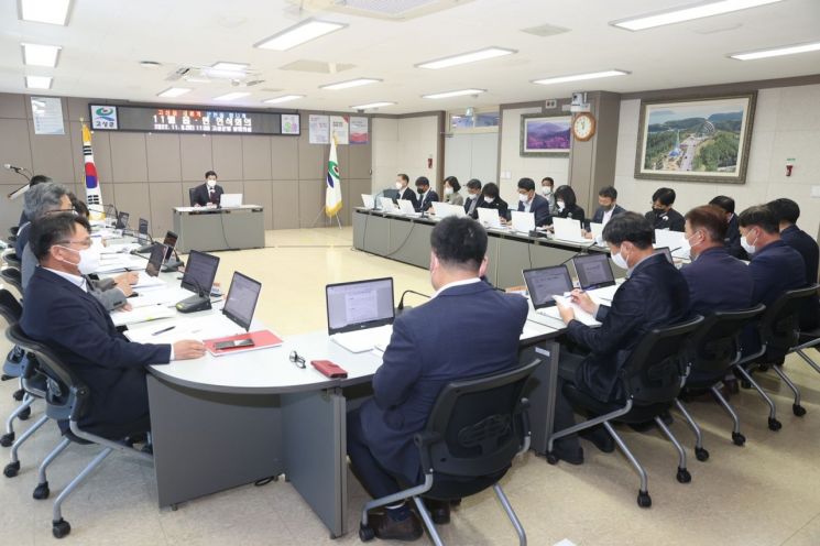 이상근 경남 고성군수가 민선 8기 세 번째 ‘읍·면장 연석회의’를 열었다.