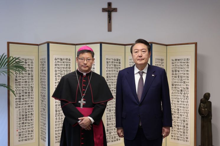 尹, 정순택 대주교·염수정 추기경 환담…"많은 희생에 황망"