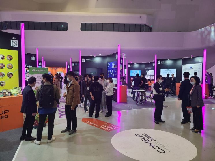 [르포] 국내 최대 스타트업 행사 '컴업 2022'...미래 산업 총망라 - 뉴스 썸네일 이미지