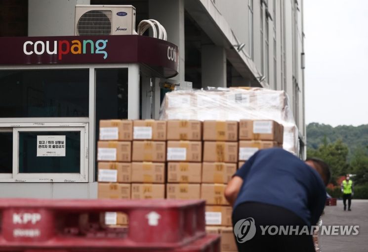 쿠팡 물류센터 관계자들이 업무를 보는 모습 / 사진=연합뉴스