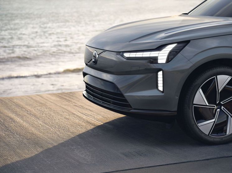 "바퀴 달린 컴퓨터" 볼보 전기SUV EX90 첫 공개