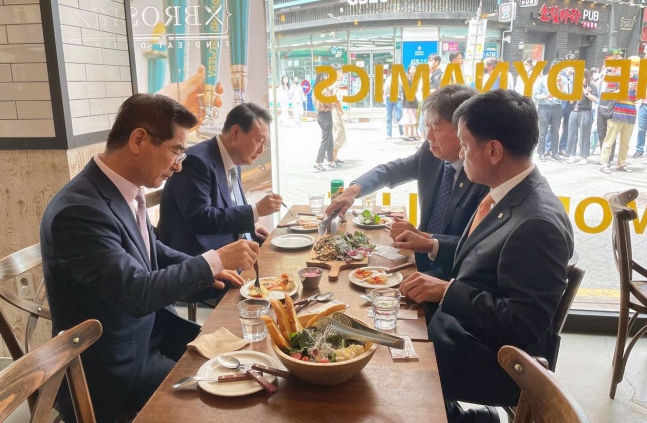 [尹정부 6개월]'불문율'로 자리 잡은 尹의 '식사 정치'