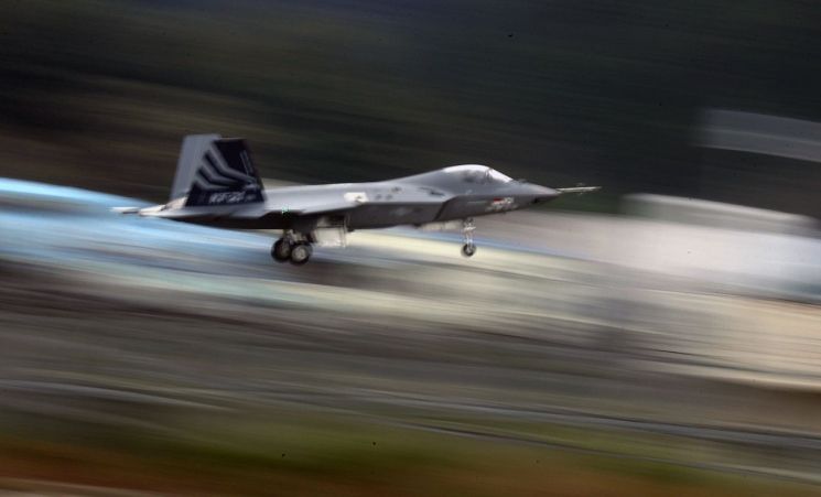 KF-21 6호기도 날았다…시제기 6대 모두 '비행 성공'