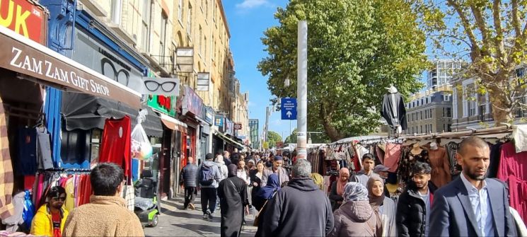 10월 6일(현지시간) 영국 런던 화이트채플역 일대 거리. 페즈(무슬림 전통복장에서 남자들이 머리에 쓰는 챙 없는 모자)를 쓴 남성들과 히잡을 두른 여성들이 거리를 오가고 있다. (사진=류태민 기자)