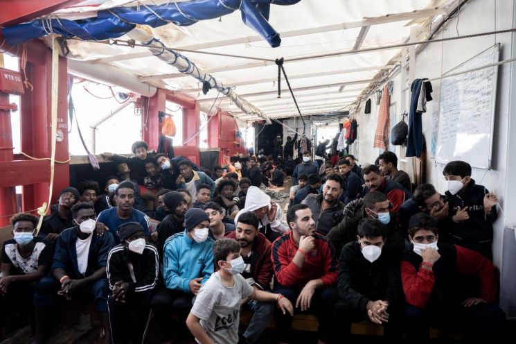 佛·伊 난민선 탓에 해묵은 갈등 표출…BBC "양국 관계 3년 만에 최악"