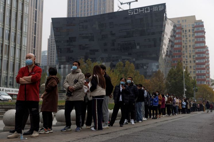 중국 베이징에서 시민들이 코로나19 검사를 위해 대기하고 있다. 사진=로이터 연합뉴스