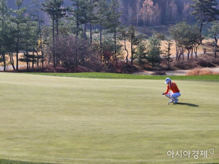 최나연이 11일 강원 춘천시 라비에벨CC에서 열린 KLPGA투어 'SK쉴더스·SK텔레콤 챔피언십' 1라운드에서 2번 홀 그린에서 라이를 보고있다.[이미지출처=최태원 기자]