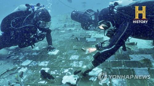 수중 탐험가이자 해양 생물학자인 마이크 바넷과 난파선 다이버인 지미 개덤스키 팀이 플로리다 해안에서 발견한 우주 왕복선 챌린저호를 탐사하고 있다. 사진=AP연합뉴스