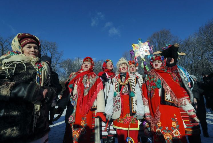 우크라이나 정교회는 최근 성탄절 예배를 기존 1월 7일이 아닌 12월 25일에 진행할 수 있다고 공표했다. 사진은 지난 1월 7일 전통 복장을 한 우크라이나인들이 성탄절을 기념하고 있는 모습. 사진=EPA연합뉴스