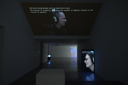 손수민, 캐치볼, 2채널 영상, 9분 48초, 2022. 사진제공 = 신한갤러리