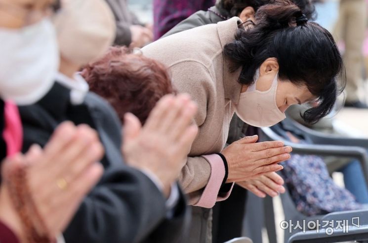 2023학년도 대학수학능력시험을 앞둔 마지막 주말인 13일 서울 종로구 조계사를 찾은 학부모들이 대웅전 앞에서 기도하고 있다./윤동주 기자 doso7@
