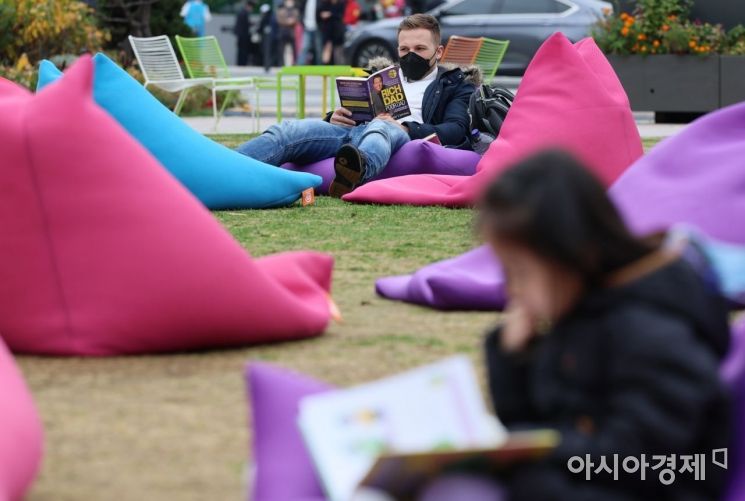 13일 올해 마지막으로 열린 '책읽는 서울광장'을 찾은 한 외국인 관광객이 책을 읽으며 주말을 보내고 있다./윤동주 기자 doso7@