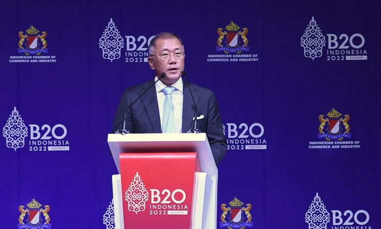정의선 현대자동차그룹 회장이 13일 인도네시아 발리에서 열린 'B20 서밋 인도네시아 2022'에서 '에너지 빈곤 및 공정하고 질서 있는 지속가능한 에너지 전환 가속화'를 주제로 기조연설을 하고있는 모습. 사진=현대자동차그룹