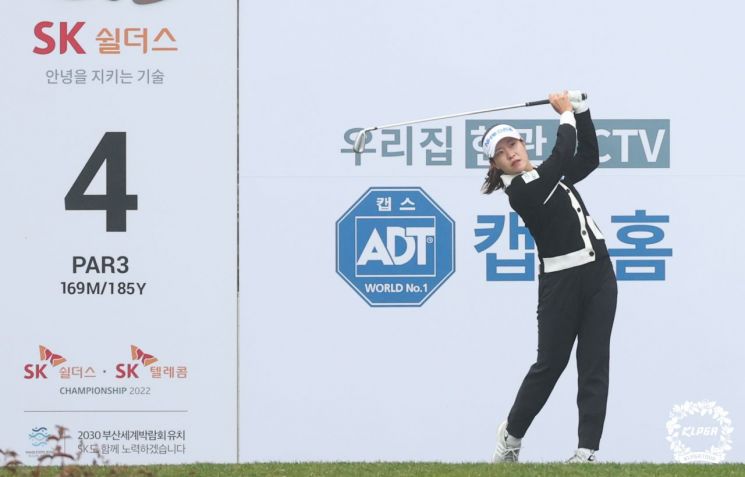 박민지는 13일 강원도 춘천시 라비에벨 CC에서 열린 KLPGA 투어 SK쉴더스·SK텔레콤 챔피언십 3라운드 4번 홀에서 티샷을 하고 있다.[이미지출처=KLPGA]