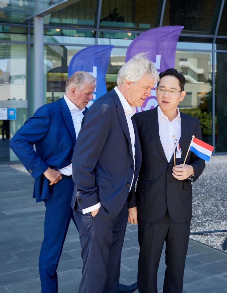 이재용 삼성전자 회장이 지난해 6월 네덜란드에 위치한 ASML 본사를 방문해 피터 베닝크 ASML 최고경영자와 협력 방안을 논의하고 있다. 사진=삼성전자
