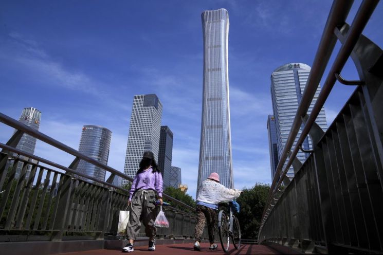 중국 베이징 중심업무지구의 오피스 빌딩 주변 육교에서 행인들이 걸어가고 있다. / 사진출처=연합뉴스