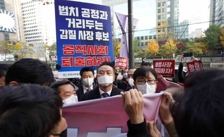 전국사무금융서비스노동조합 예금보험공사지부 조합원들이 14일 서울 중구 예보 사옥에 출근한 유재훈 예금보험공사 신임 사장을 저지하고 있다.