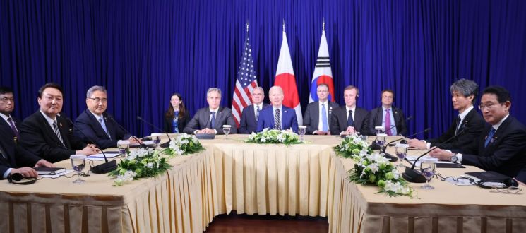 尹, 내달 18일 美대통령 별장서 한미일 정상회의…3국 협력 강화