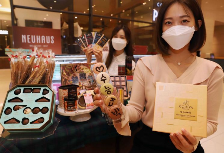 모델들이 신세계백화점 강남점에서 수능 응원 초콜릿을 소개하고 있다(사진제공=신세걔백화점).