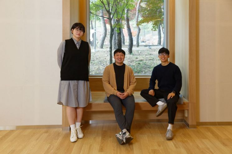 (왼쪽부터) 구지원 연구원, 이현준 연구원, 임동준 연구원이 단체 사진을 찍고 있다.