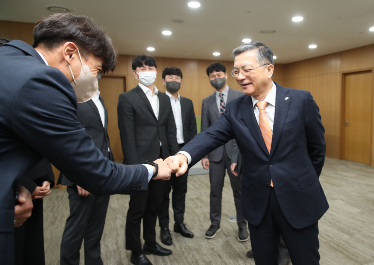 이한준 LH 사장(오른쪽)이 14일 취임 후 직원들과 첫 인사를 나누고 있다.