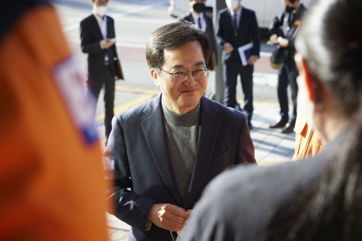 김동연 경기도지사가 14일 수원남부소방서와 남부119안전센터를 방문해 소방관들과 이야기를 나누고 있다.