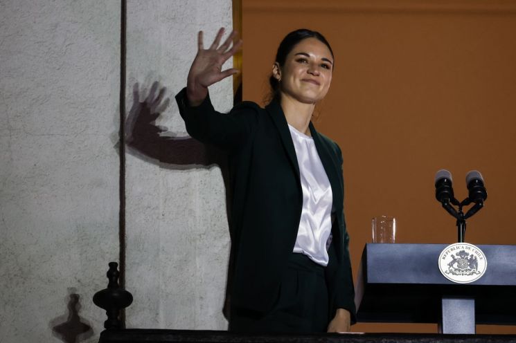 “내조형 영부인직 그만” 폭탄선언한 33세 칠레 퍼스트레이디